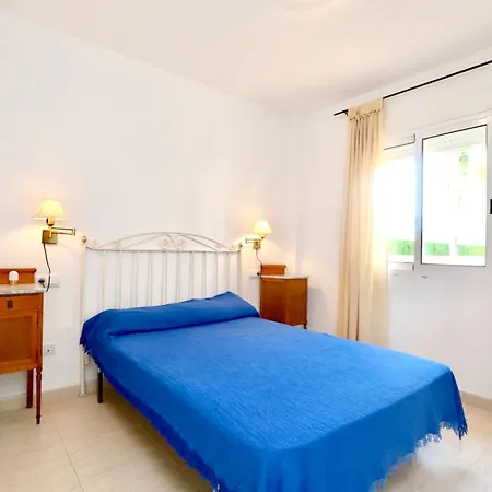 Modern In With Shared Pool * Denia
